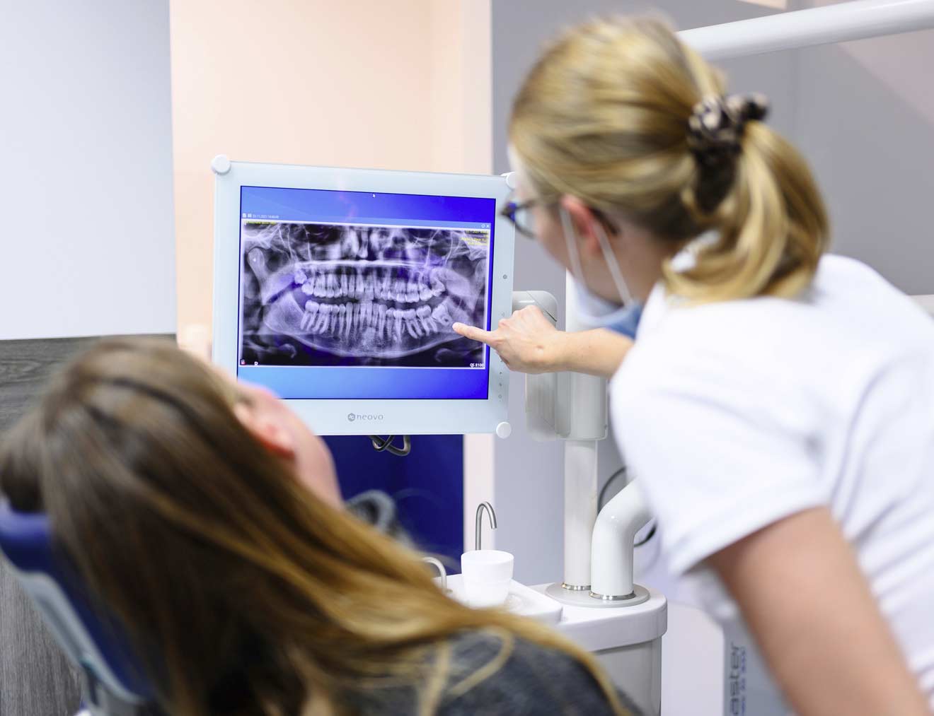 Patientengespräch am Röntgenbild